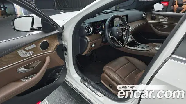 Mercedes-Benz E-Class 2021 — Фото 10/20