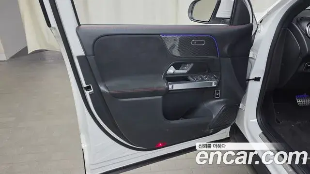 Mercedes-Benz GLB-Class 2022 — Photo 21/33