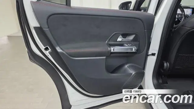 Mercedes-Benz GLB-Class 2022 — Photo 11/33