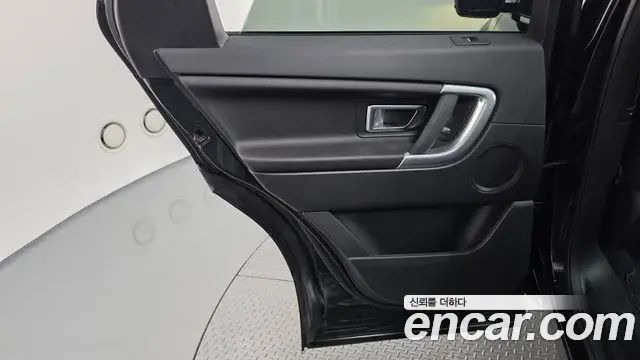 Land Rover Discovery Sport 2019 — Photo 17/33