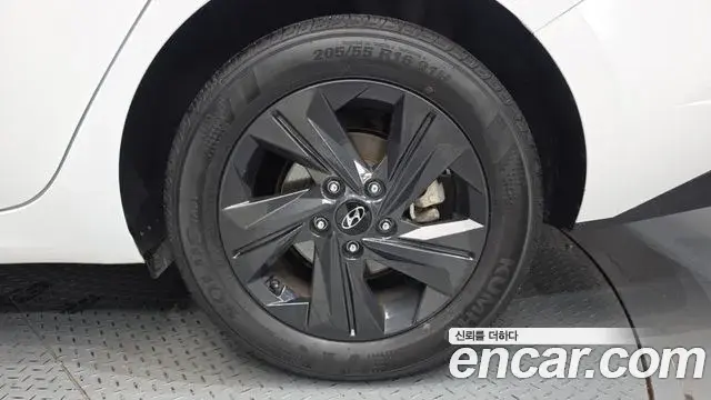 Hyundai The New Avante Hybrid 2023 — Photo 10/32