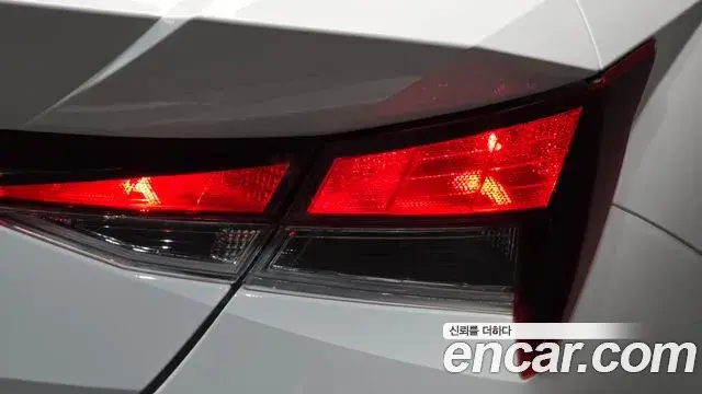 Hyundai The New Avante Hybrid 2023 — Photo 27/32