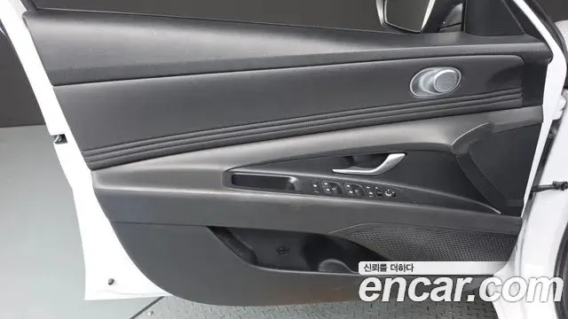 Hyundai The New Avante Hybrid 2023 — Photo 9/32