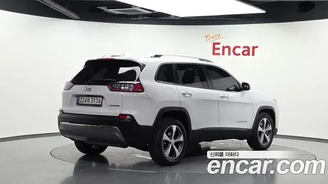 Jeep Cherokee 2021 — Photo 25/33