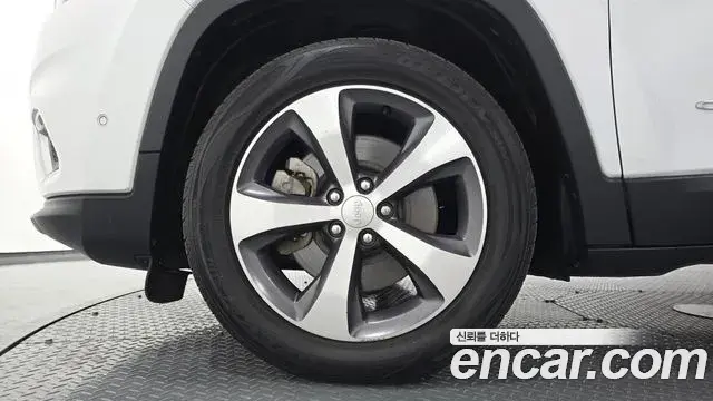 Jeep Cherokee 2021 — Photo 31/33