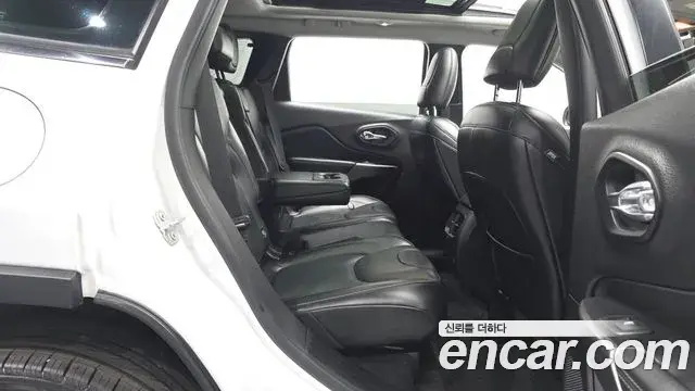 Jeep Cherokee 2021 — Photo 8/33