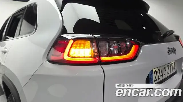 Jeep Cherokee 2021 — Photo 29/33