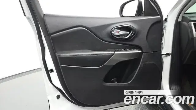 Jeep Cherokee 2021 — Photo 13/33