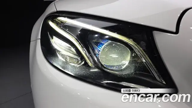 Mercedes-Benz E-Class 2018 — ფოტო 23/36