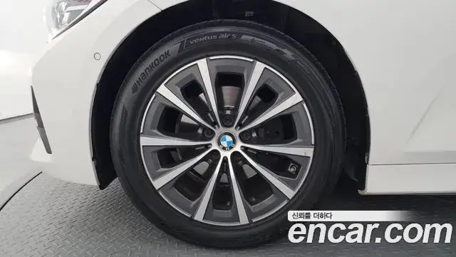BMW 3 Series 2019 — Photo 21/31