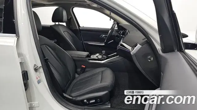 BMW 3 Series 2019 — Photo 17/31