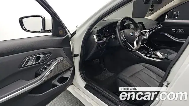 BMW 3 Series 2019 — Photo 16/31