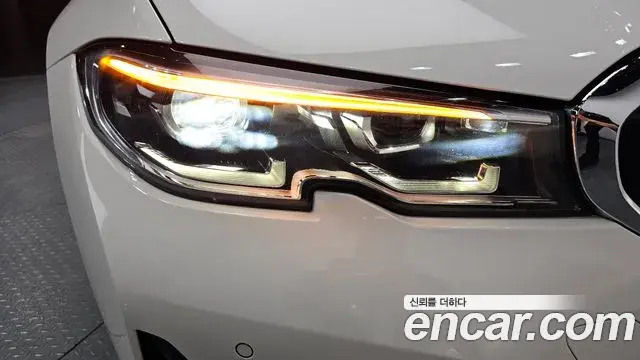 BMW 3 Series 2019 — Photo 8/31