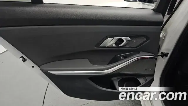 BMW 3 Series 2019 — Photo 20/31