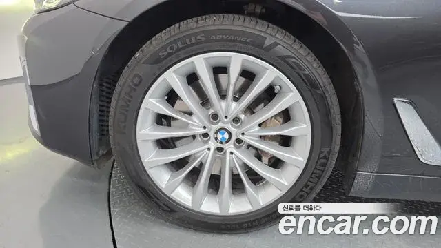 BMW 5 Series 2022 — Photo 12/20