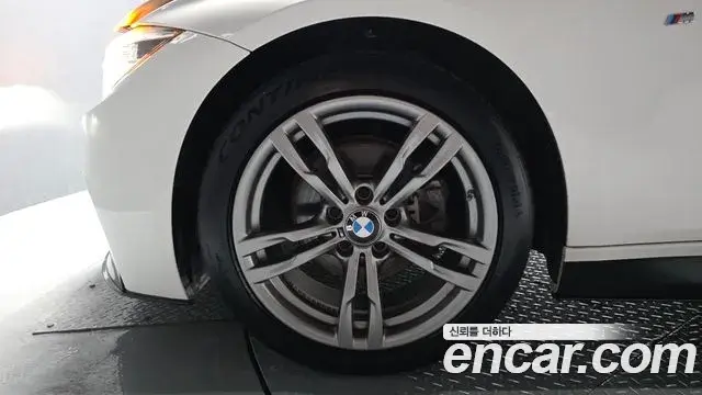 BMW 3 Series 2018 — Şəkil 33/39