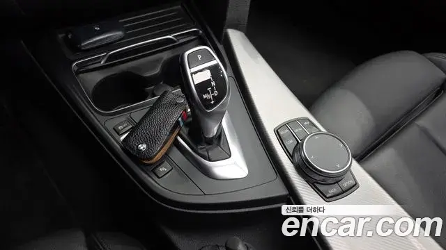 BMW 3 Series 2018 — Şəkil 10/39