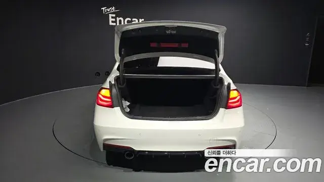 BMW 3 Series 2018 — Şəkil 25/39