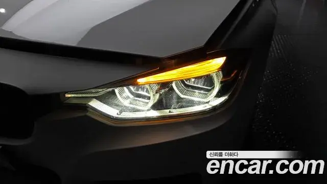 BMW 3 Series 2018 — Şəkil 37/39
