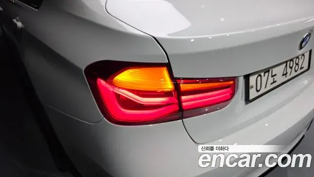BMW 3 Series 2018 — Şəkil 17/39