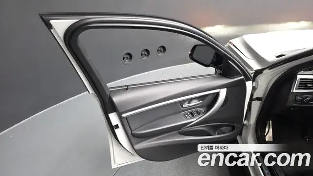 BMW 3 Series 2018 — Şəkil 38/39