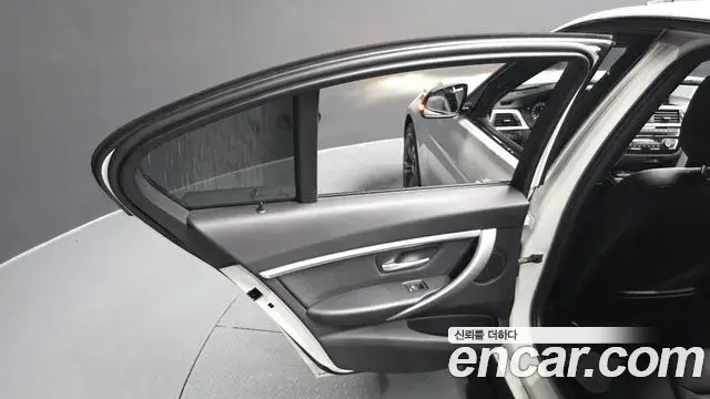 BMW 3 Series 2018 — Şəkil 13/39