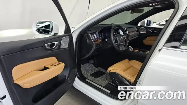Volvo XC60 2023 — Şəkil 7/20