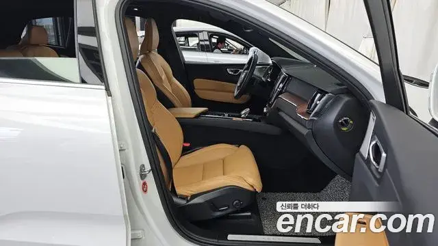 Volvo XC60 2023 — Şəkil 12/20