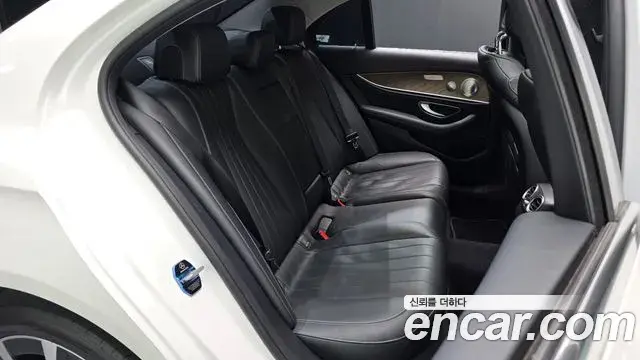 Mercedes-Benz E-Class 2019 — Фото 11/20