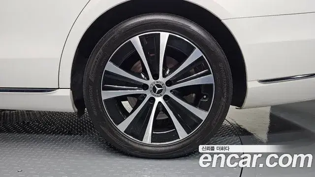 Mercedes-Benz E-Class 2019 — Photo 14/34
