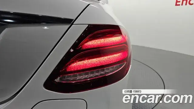 Mercedes-Benz E-Class 2019 — Photo 11/34