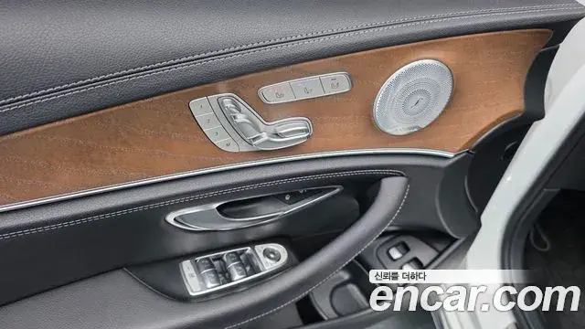 Mercedes-Benz E-Class 2019 — Photo 15/34
