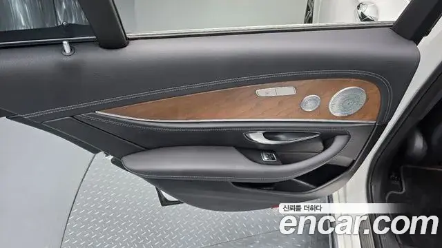 Mercedes-Benz E-Class 2019 — Photo 2/34