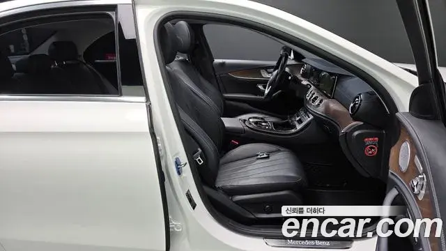 Mercedes-Benz E-Class 2019 — Photo 19/34