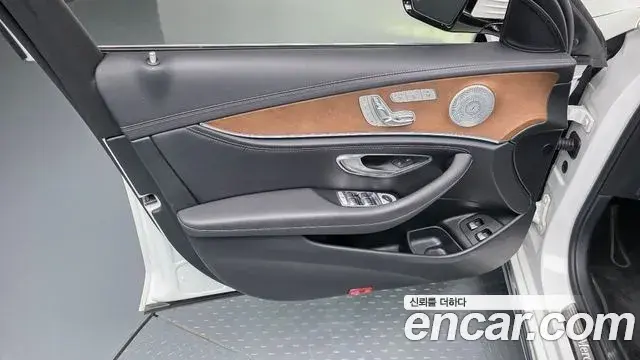 Mercedes-Benz E-Class 2019 — Photo 26/34