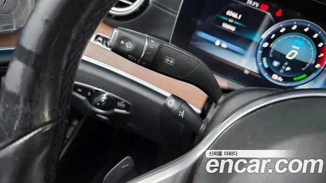 Mercedes-Benz E-Class 2019 — Photo 33/34