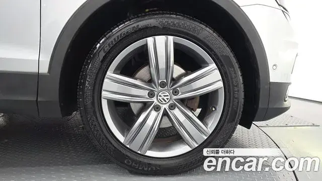 Volkswagen Tiguan 2018 — Şəkil 14/20