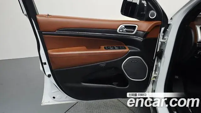Jeep Grand Cherokee 2020 — Şəkil 23/35