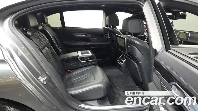 BMW 7 Series 2018 — Фото 12/20