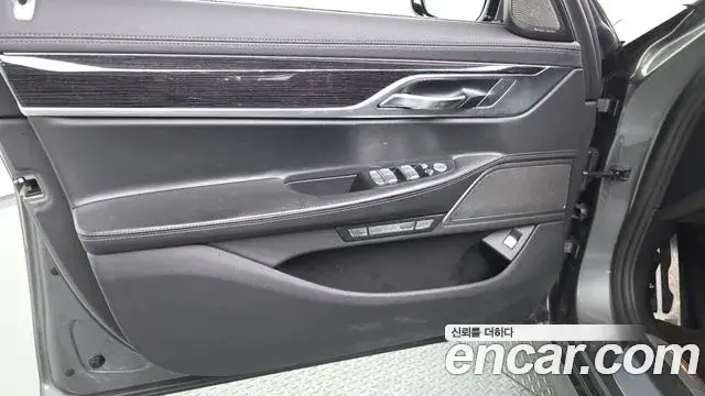 BMW 7 Series 2018 — Şəkil 20/33
