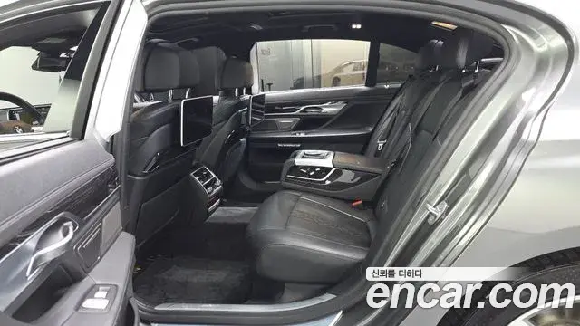 BMW 7 Series 2018 — Şəkil 18/33