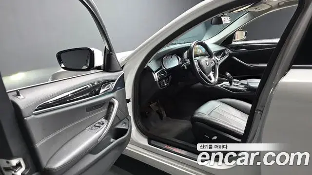 BMW 5 Series 2018 — Фото 10/20
