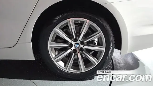 BMW 5 Series 2018 — ფოტო 24/37
