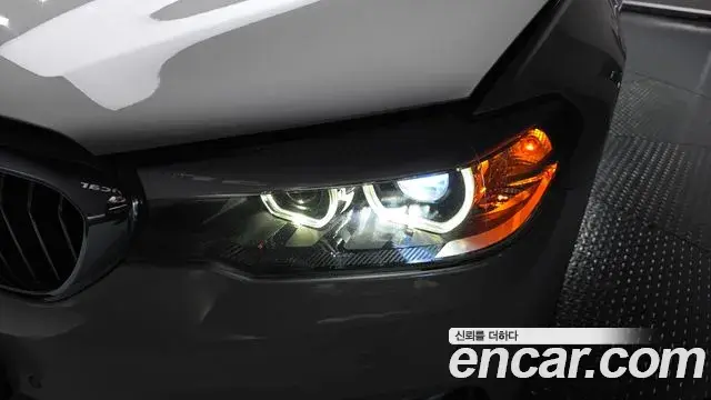 BMW 5 Series 2018 — ფოტო 26/37