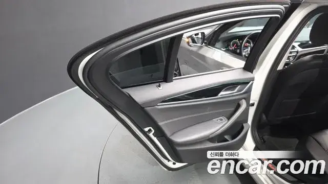 BMW 5 Series 2018 — ფოტო 22/37
