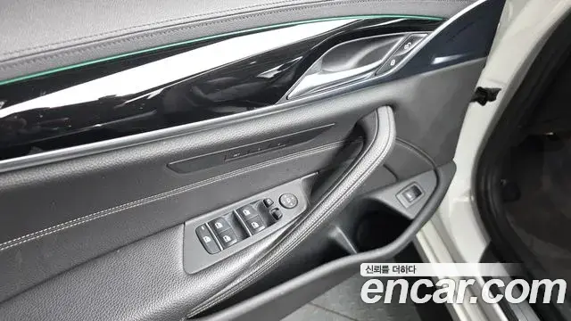 BMW 5 Series 2018 — ფოტო 19/37