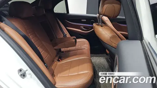 Mercedes-Benz E-Class 2021 — Фото 11/20