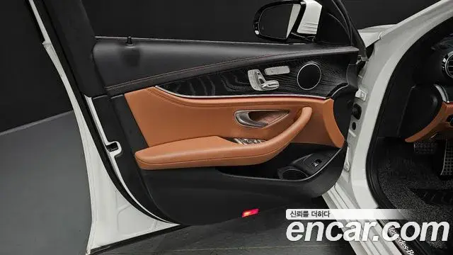Mercedes-Benz E-Class 2021 — ფოტო 18/36