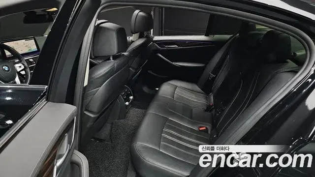 BMW 5 Series 2021 — Şəkil 14/30