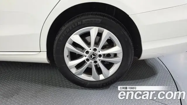 Mercedes-Benz C-Class 2020 — ფოტო 3/30